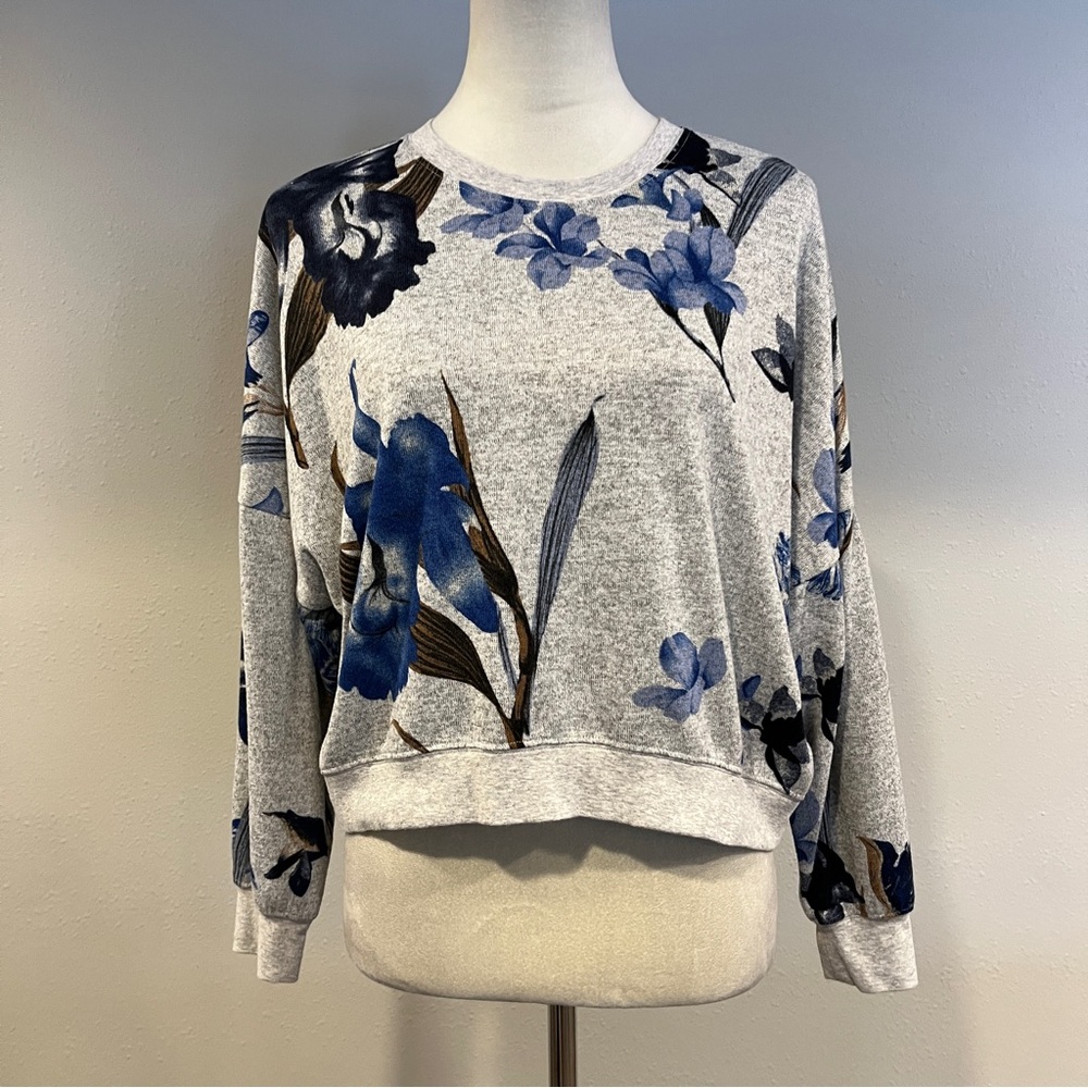 ZYIA Active Gray and White floral crop sweater